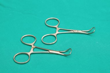 steril tablo üzerinde cerrahi pense