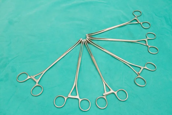 Instrumentos quirúrgicos sobre mesa estéril —  Fotos de Stock