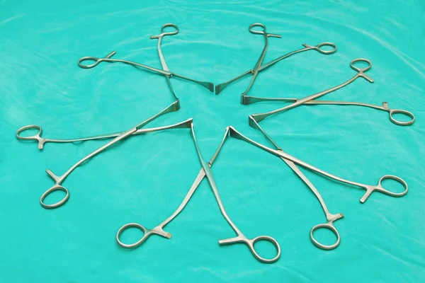 Хирургические инструменты на стерильном столе — стоковое фото