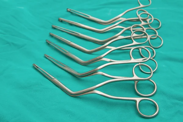 Las pinzas y pinzas arteriales, instrumento quirúrgico — Foto de Stock