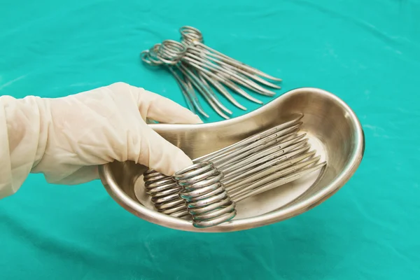 Bandeja de instrumentos cirúrgicos de agarrar a mão do médico — Fotografia de Stock