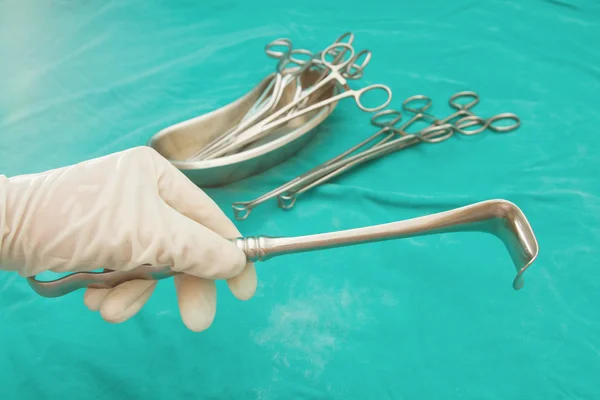 Doctor 's hand grabing retractor during surgical operation — Stock Photo, Image