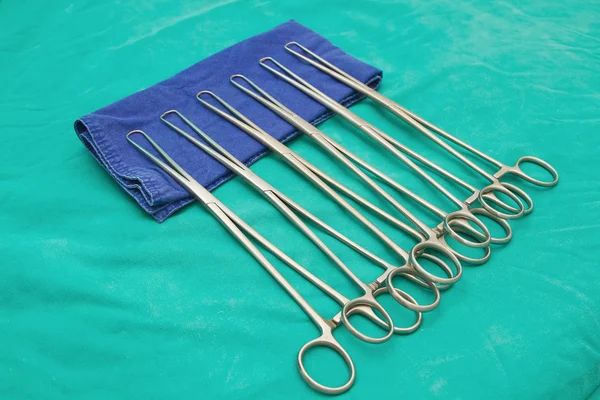 Surgical instruments on sterile table — Stock Photo, Image