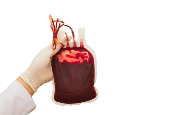 Médico mano agarrar la transfusión de sangre — Foto de Stock