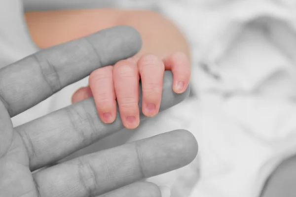 Matka své dítě ruku drží pohromadě, dotek lásky — Stock fotografie