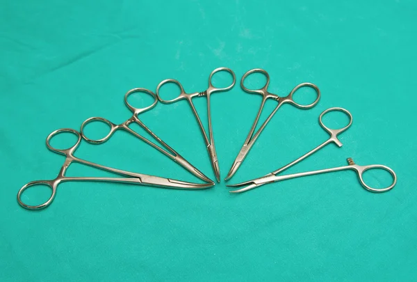 Pinces pour instruments médicaux sur table stérile — Photo