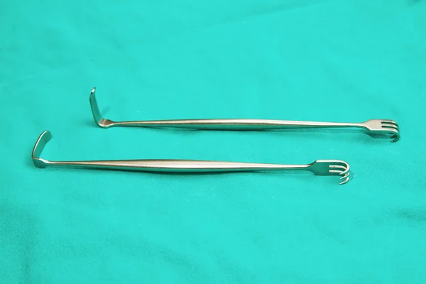 Surgical instruments on sterile table — Stock Photo, Image