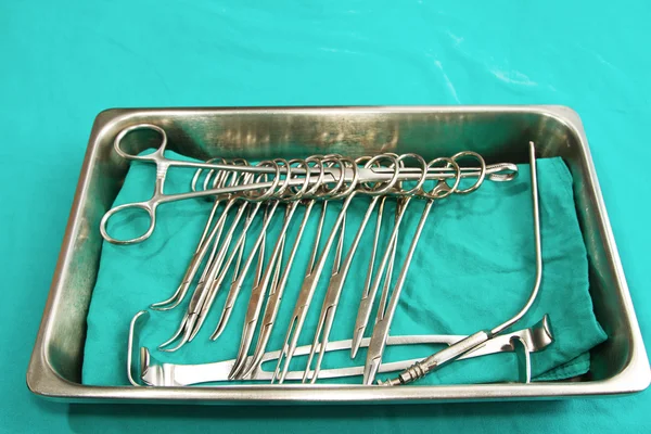 Ensemble d'instruments chirurgicaux sur plateau stérile — Photo