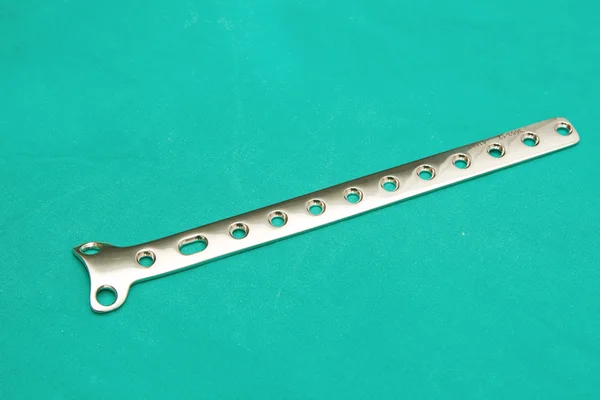 Orthopädische Implantatplatten auf sterilen Tisch — Stockfoto