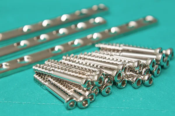 Orthopädische Implantatplatten und Schrauben auf sterilen Tisch — Stockfoto