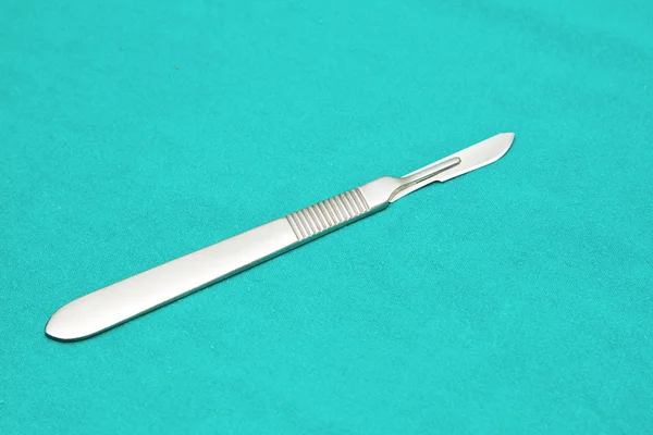 Scalpel on sterile table — Stock Photo, Image