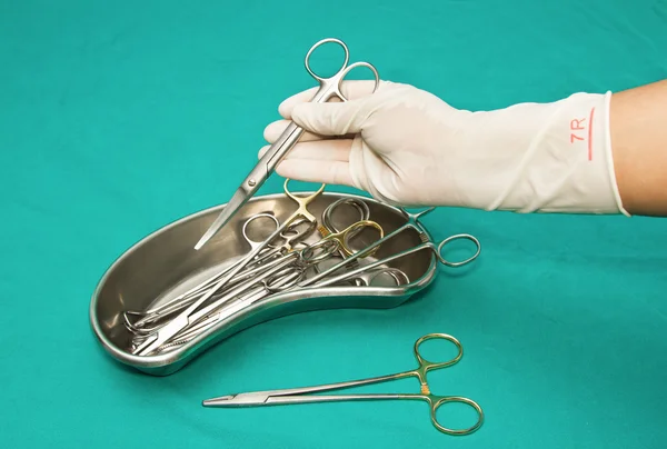Set di medicazione strumento ferita su tavolo sterile con una mano o — Foto Stock