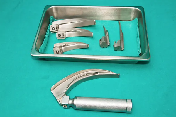 Laringoscópio, instrumento cirúrgico em bandeja estéril — Fotografia de Stock