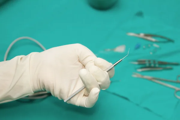 Ensemble d'instruments chirurgicaux pour les yeux sur table stérile avec une main de d — Photo