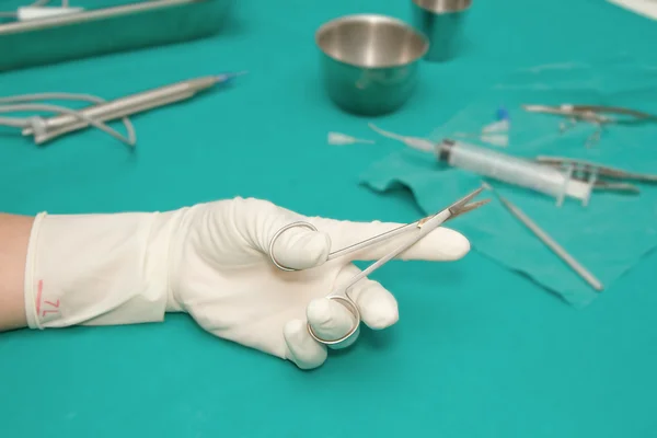 Set van ogen chirurgische instrument op steriele tafel met een hand van d — Stockfoto