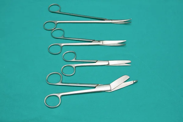 Набор медицинских ножниц на стерильном столе — стоковое фото