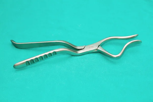 Instrumentos quirúrgicos sobre mesa estéril — Foto de Stock