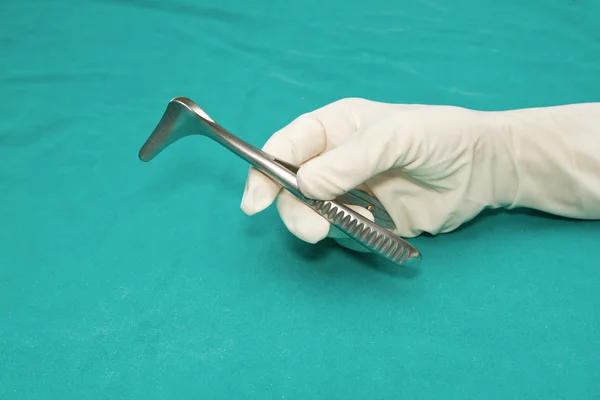 Spettacolo nasale, strumenti chirurgici per rinoplastica sul medico h — Foto Stock