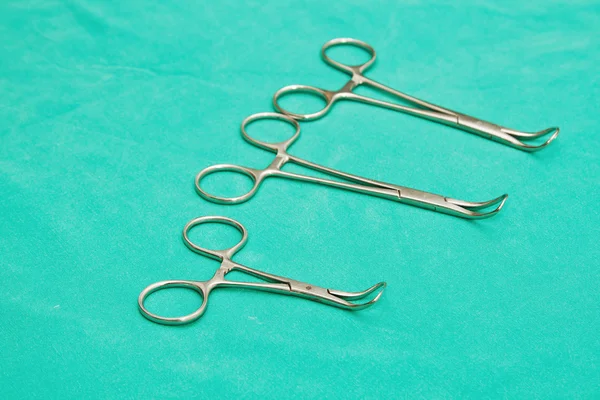 Kirurgiska tänger på sterila bord — Stockfoto