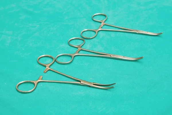 Pinces pour instruments médicaux sur table stérile — Photo