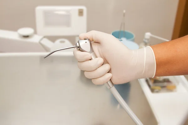 Zubař ruku a dentální nástroje v zubní klinice — Stock fotografie