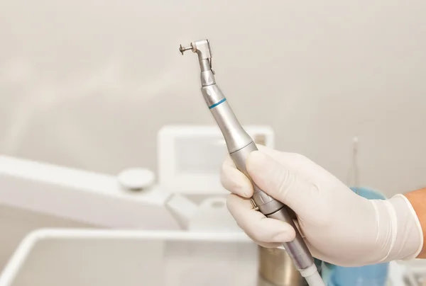 Tandarts hand en tandheelkundige tool in tandheelkundige kliniek — Stockfoto