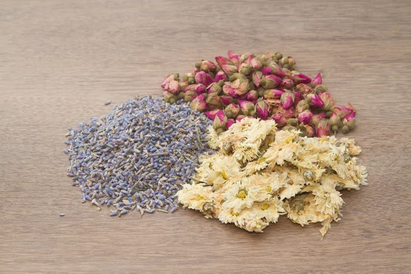 Raccolta di tè fiori su sfondo di legno — Foto Stock