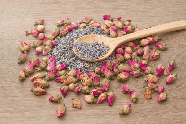 Tè ai fiori, boccioli di rosa e lavanda è andato — Foto Stock