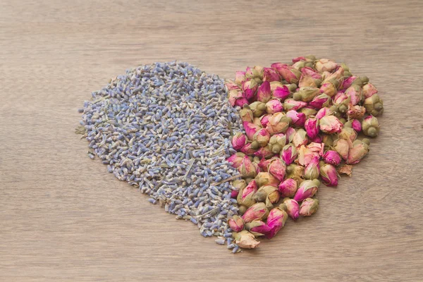 I boccioli di rosa di tè di fiore e la lavanda sono andati in forma di cuore — Foto Stock