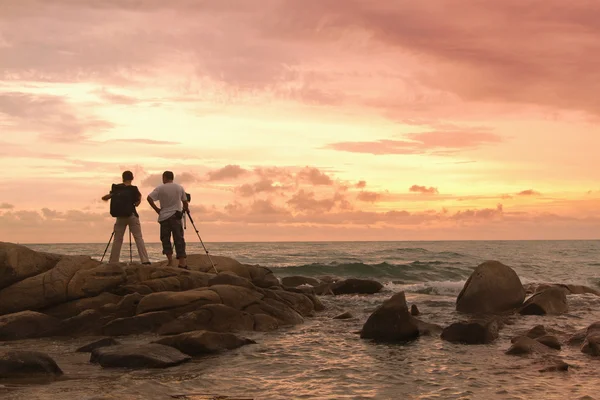 Photographers takes photo of the beautiful seascape — Stock Photo, Image