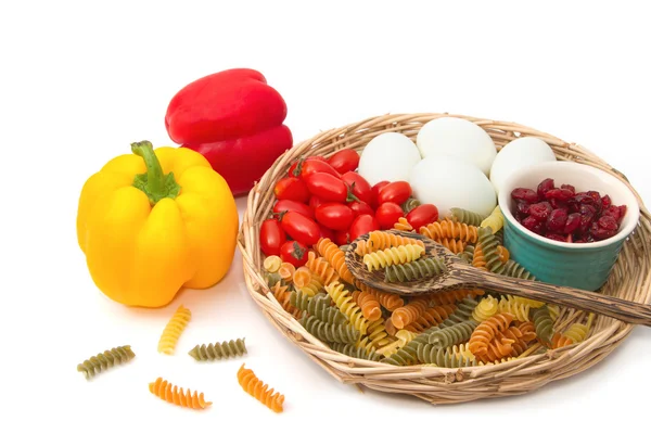 Pâtes fusilli dans le panier avec des ingrédients de cuisson — Photo