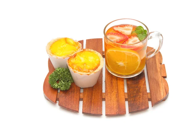 Pausa para chá, chá de frutas com salsa e tortas de ovos — Fotografia de Stock