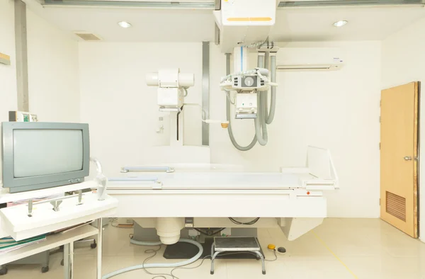 Системна машина рентгенівського випромінювання в рентгенівському приміщенні — стокове фото