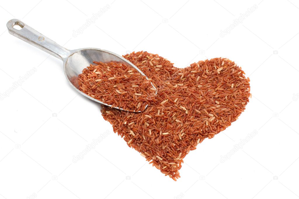 pile of brown rice in heart shape