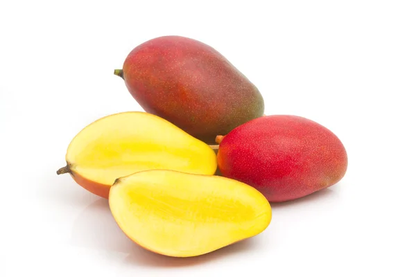 Čerstvé mango ovoce s plátky — Stock fotografie