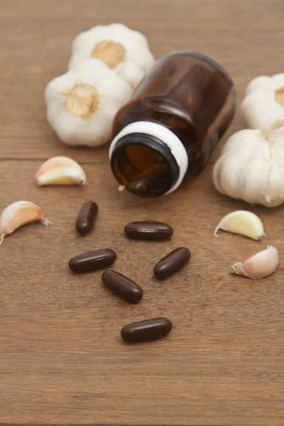 Garlic herbal supplement pills , alternative medicine — Stock Photo, Image