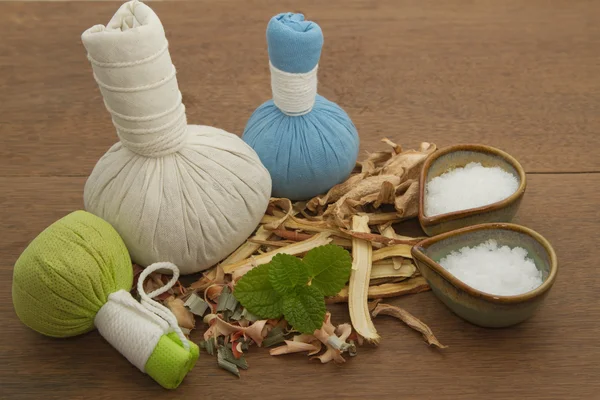 Spa aroma tedavisi için bitkisel kompres topu — Stok fotoğraf
