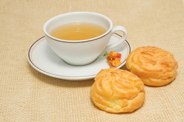 Tea break ,lemon tea with eclairs — Stock Photo, Image