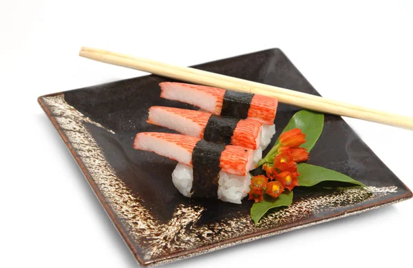 Sushi, japansk matutställning på fat — Stockfoto