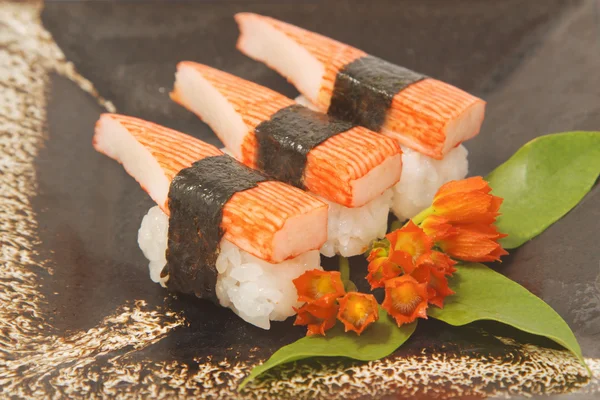 Sushi, japansk matutställning på fat — Stockfoto