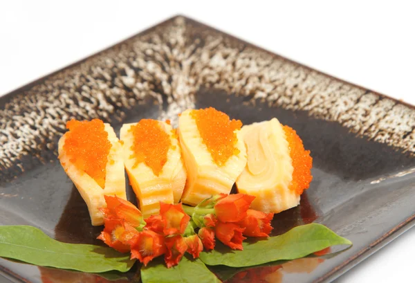 Sushi, affichage des aliments japonais sur le plat — Photo