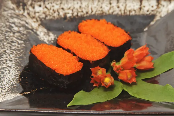 Sushi, esposizione di cibo giapponese su piatto — Foto Stock