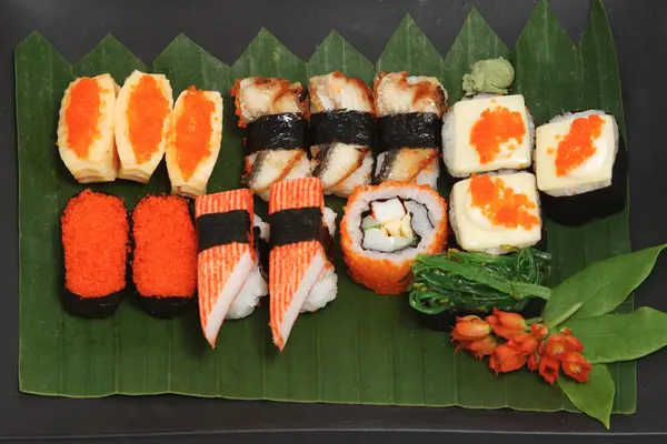 Assortiment de sushi japonais — Photo