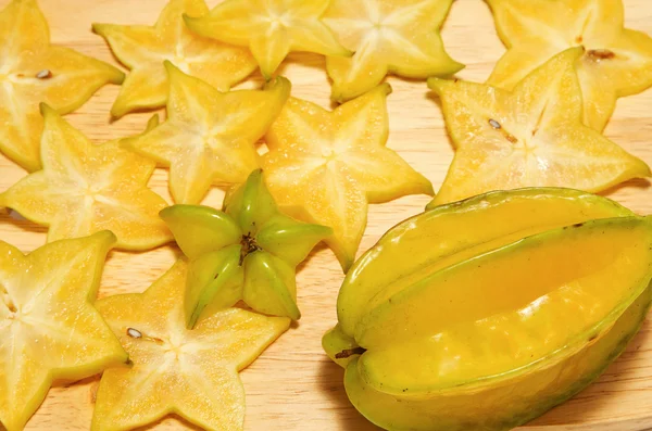 Fruta estrella, rodaja de carambola en una tabla de madera — Foto de Stock