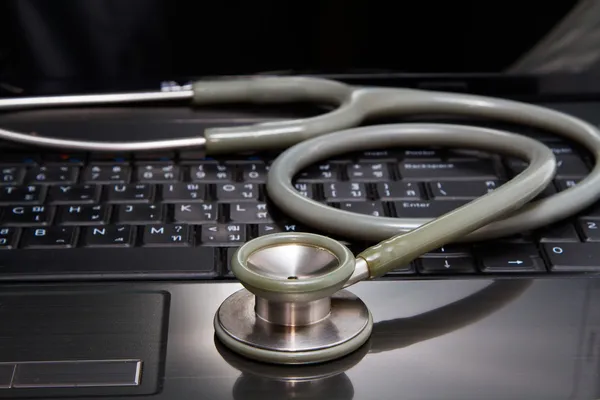 Estetoscópio médico descansar no laptop — Fotografia de Stock