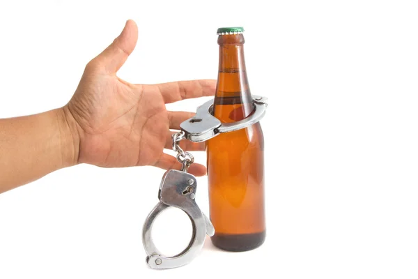 Láhev piva a želízka, koncepce řízení v opilosti — Stock fotografie