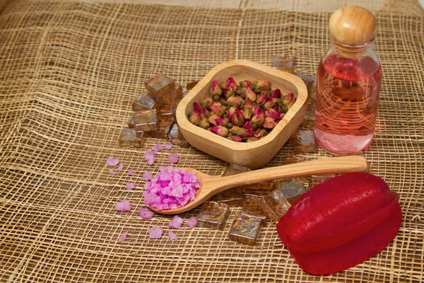 Sal de banho e óleos essenciais de rosa — Fotografia de Stock