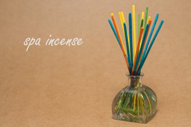 tütsü spa, tütsü çubukları batırılmış bir aroma yağları temel ben