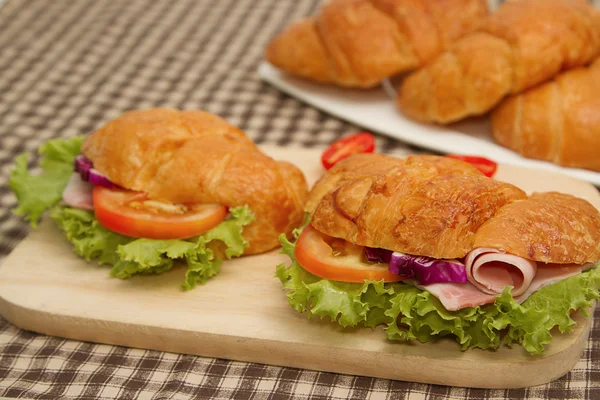 Croissant skinksmörgås med färska grönsaker — Stockfoto