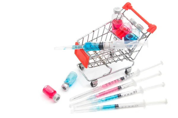 购物车与医学小瓶和注射器 — 图库照片